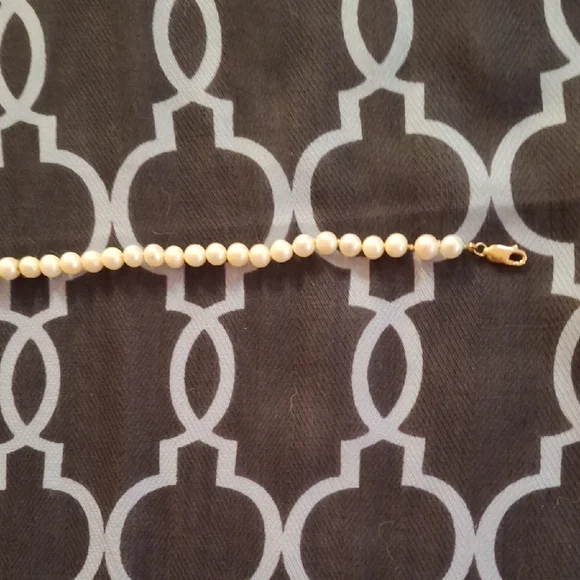 Elegant White Freshwarer Pearl Necklace With 14 Carat Gold Clasp - Picture 4 of 8